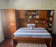 Conjunto de 2 camas, roupeiro, estante + 2 colchões
