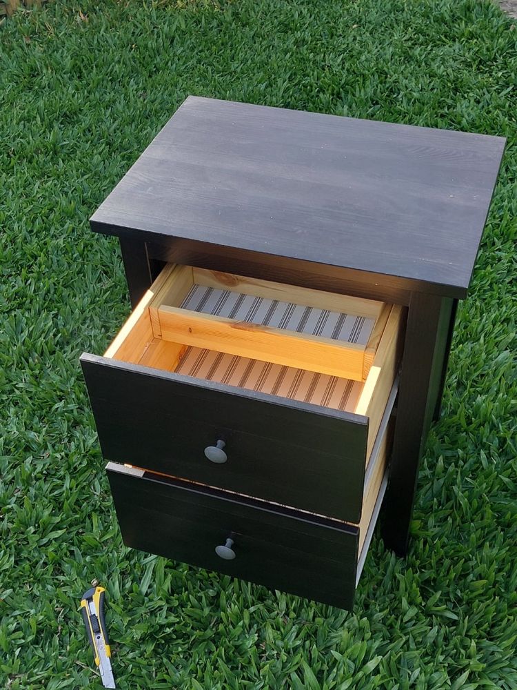 Cama de casal e mesa de cabeceira