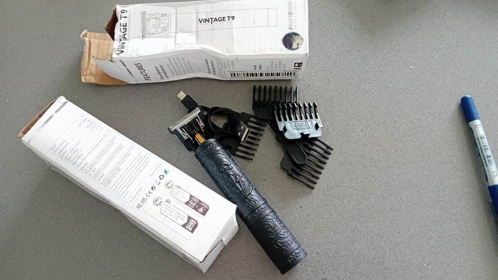 Máquina de aparar e cortar barba