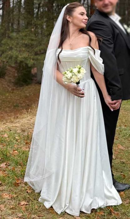 Весільна сукня з розрізом