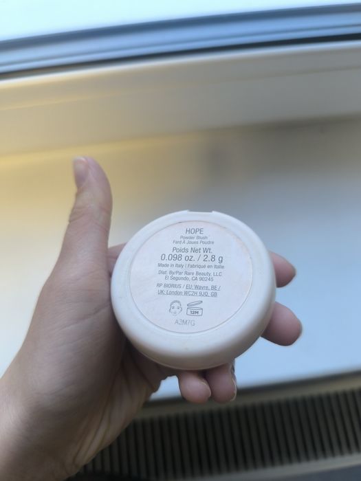 Rozświetlacz Rare Beauty Soft Pinch w kolorze Hope