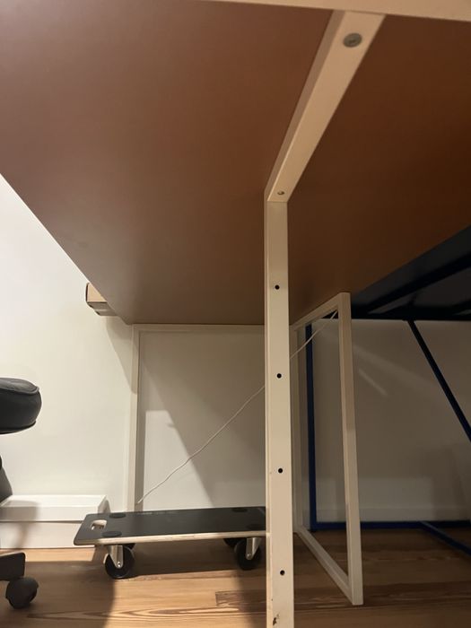 Mesa de escritorio com armario