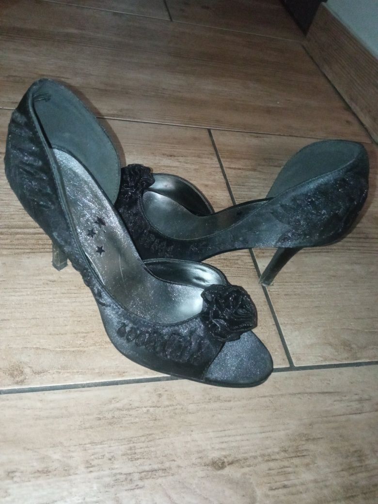 Buty na obcasie z subtelnym zdobieniem