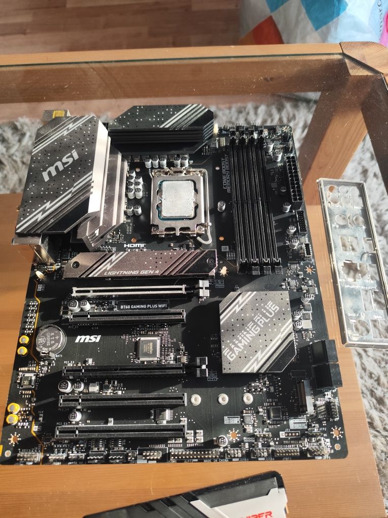 Intel 14600kf  + b760 gamkng plus wifi + 32 GB ram ddr5 6400