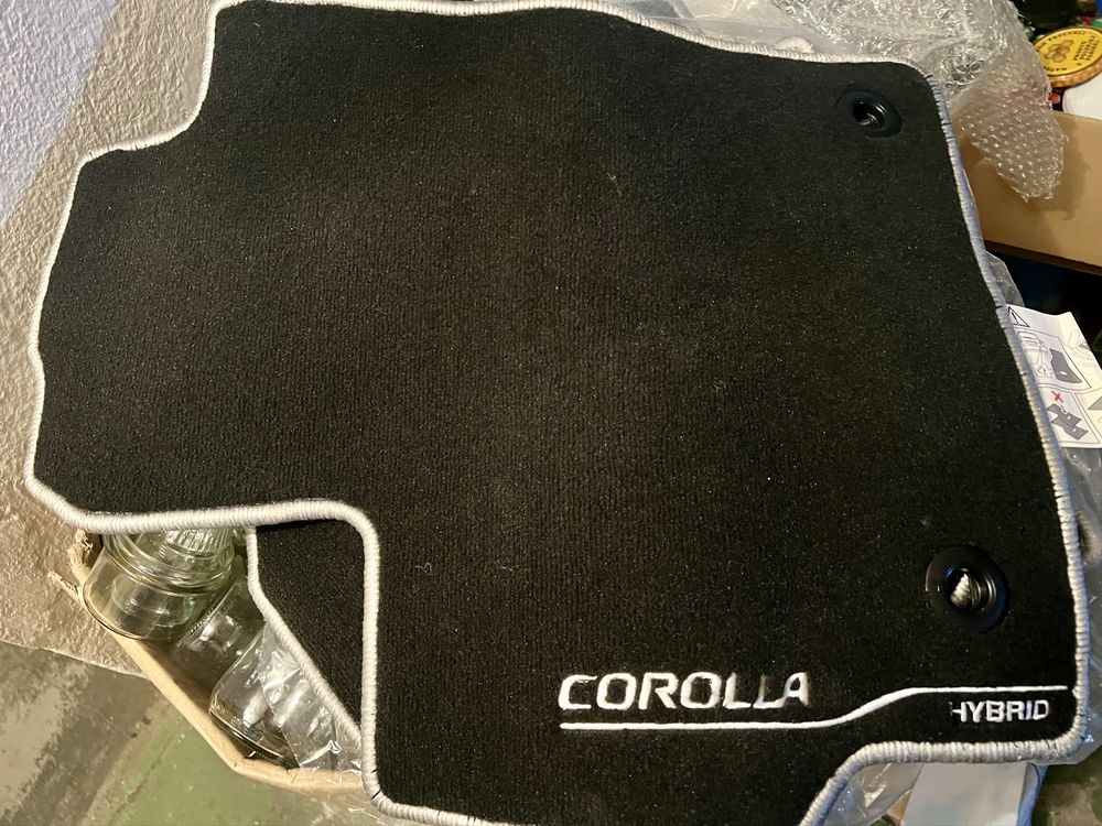 Dywaniki Corolla Hybrid oryginalne nowe