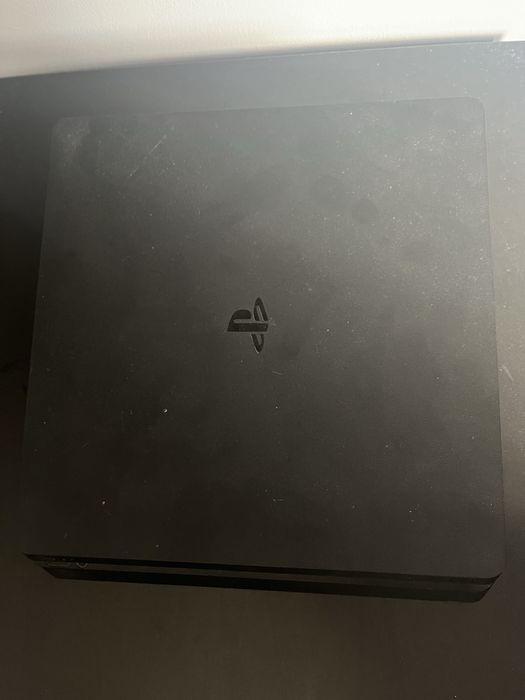Konsola ps4 w dobrym stanie