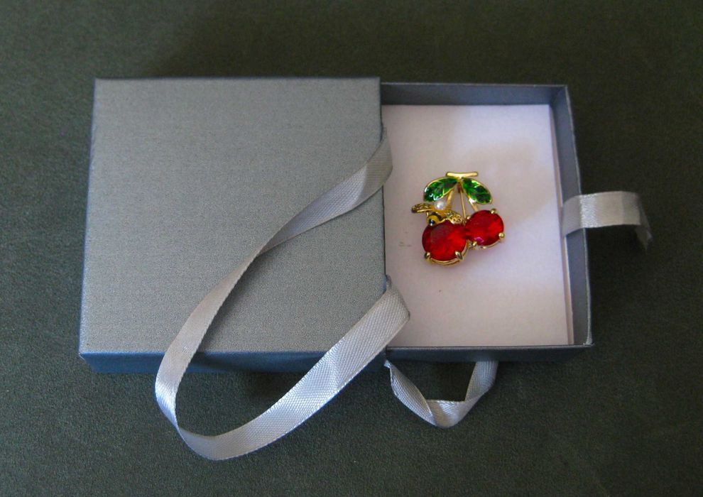 Alfinete / Broche / Pregadeira 2 Cerejas NOVO