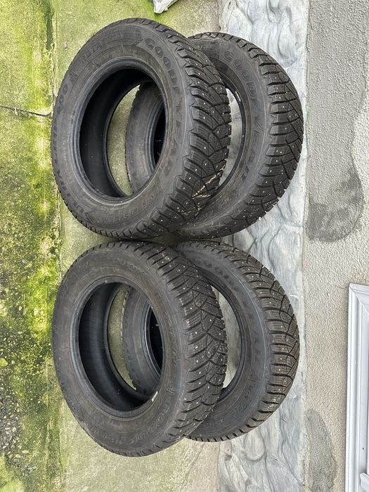 Goodyear UltraGrip 600 215/65 R16 98T