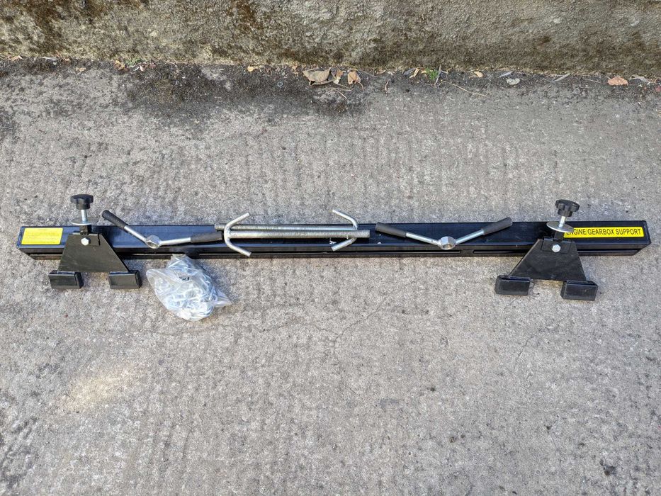 Travessa de suporte para motores