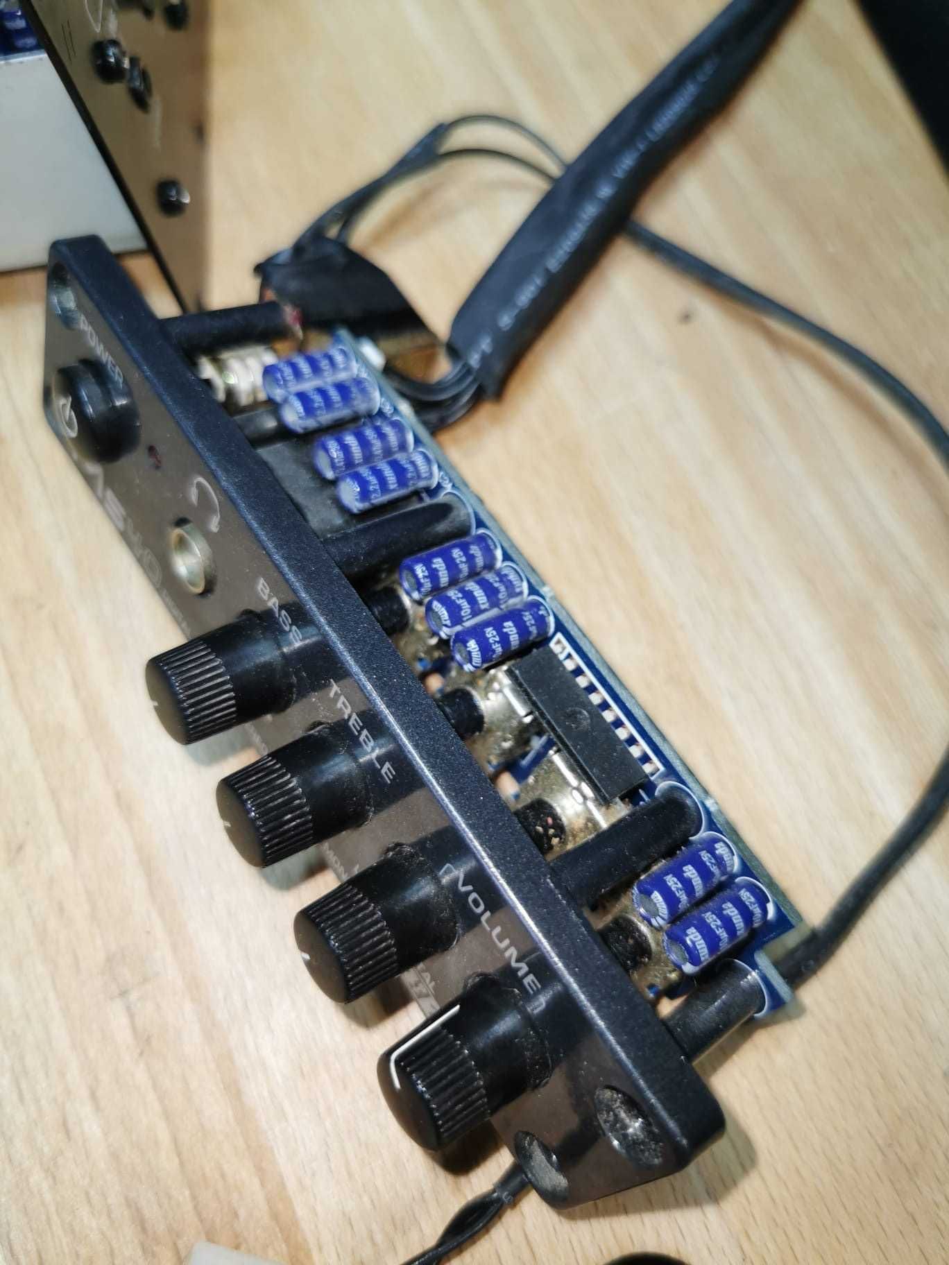 Wzmacniacz monitorów studyjnych Behringer ms40