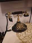 Telefon w stylu retro stacjonarny.