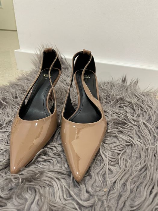 Sapato de salto, semi fechado