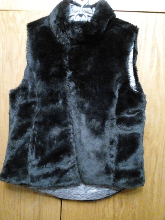 Двусторонняя жилетка для девочки