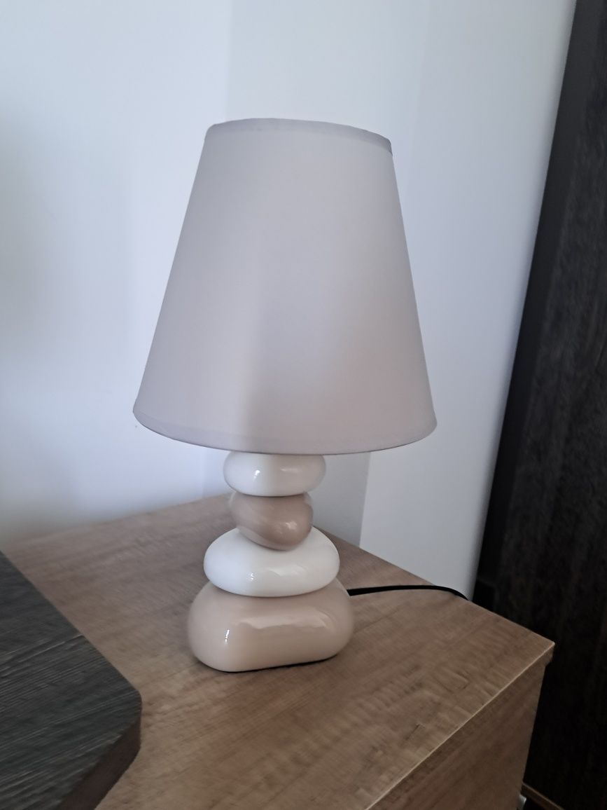 Lampa stołowa stojąca beżowa