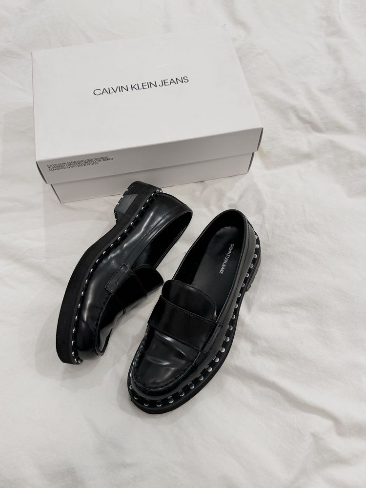CK Nilce loafers czarne skórzane pótbuty z cwiekami 37 calvin klein