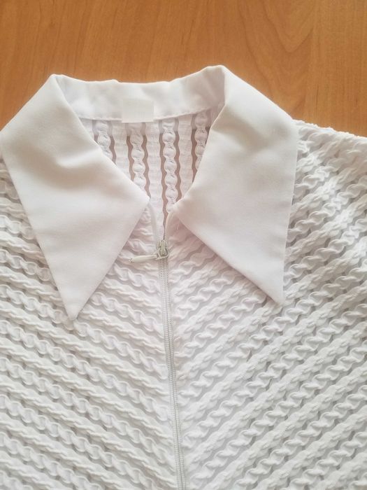 Sprzedam białą dziewczęcą bluzkę