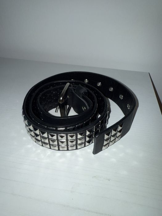 Czarny pasek z ćwiekami – rockowy styl