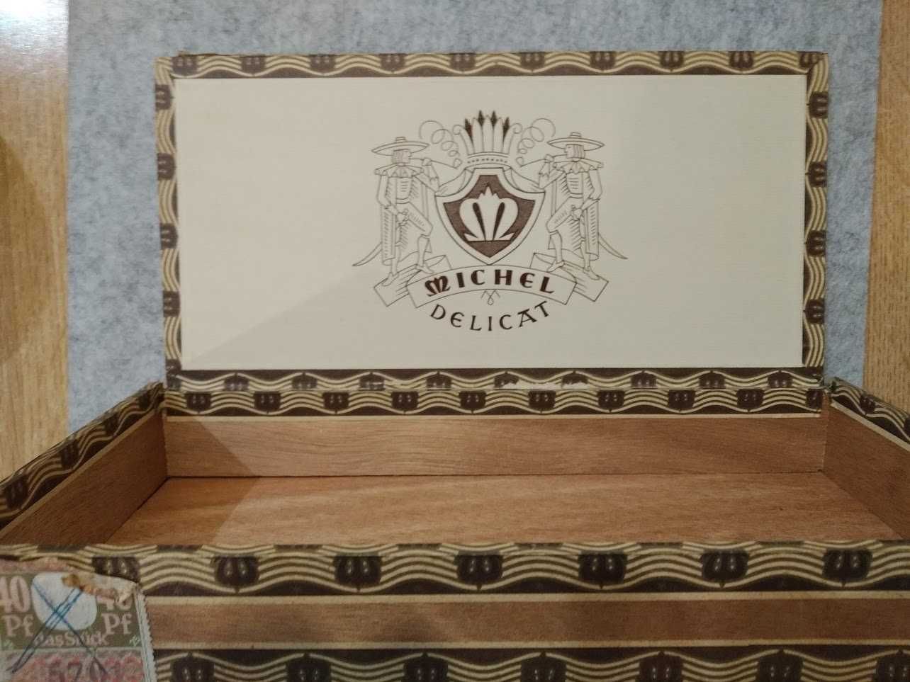Stare drewniane pudełko Michel Delicat. Vintage