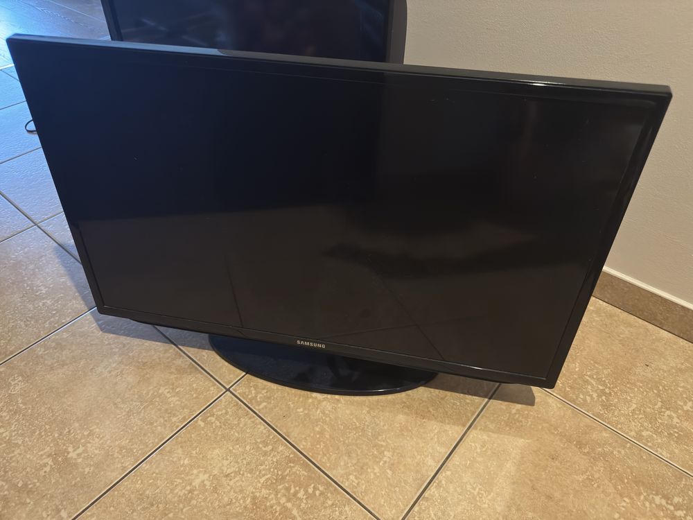 DWA Telewizory Samsung 32 cale Led i LCD Plus Monitor Samsung