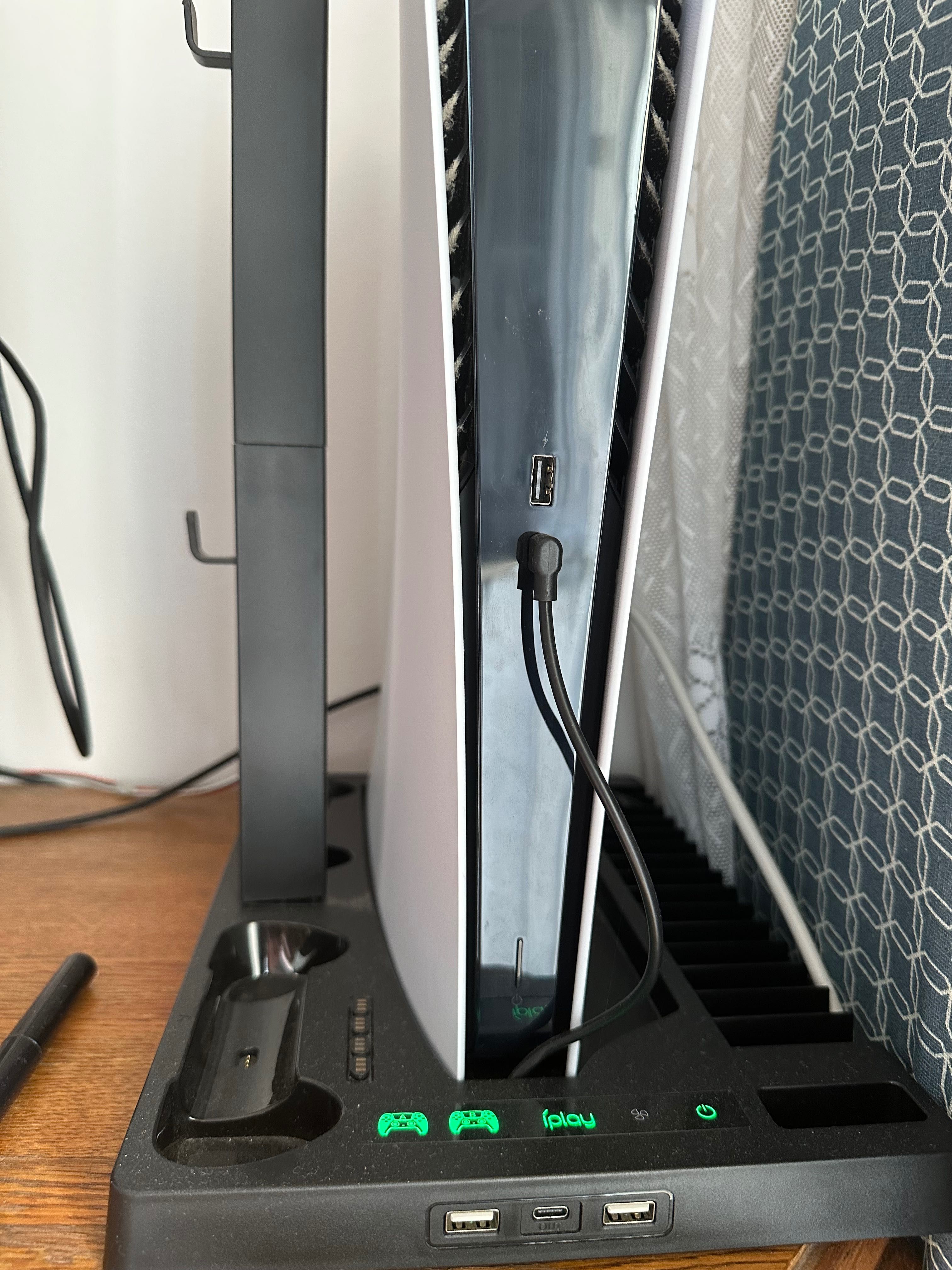 W sprzedaży Ps5  i dwa joysticki