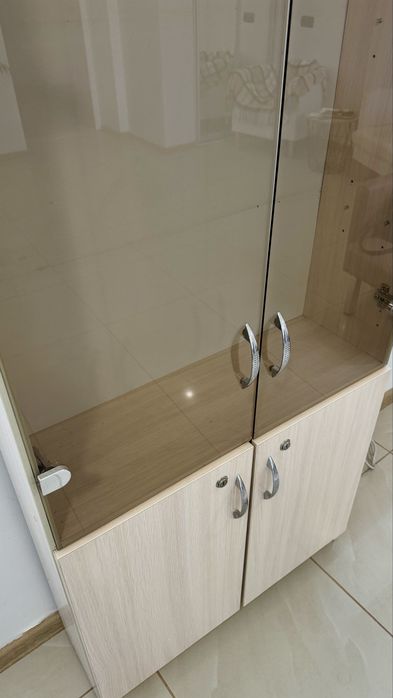 Скляна вітрина(шкаф)для салону краси,магазину