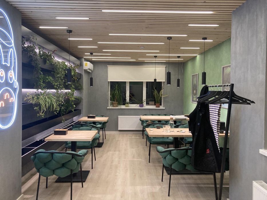 Столи деревʼяні з металевою ніжкою на пластині