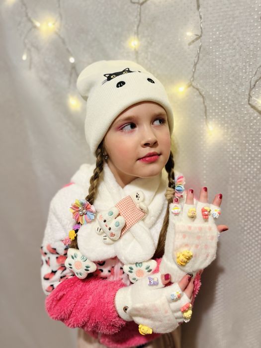 Продаю набір для дівчинки : шапка, шарф, терморукавички.