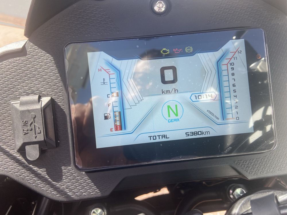 Oportunidade!! Vendo QJ SRT 700 x preta com 1 ano!