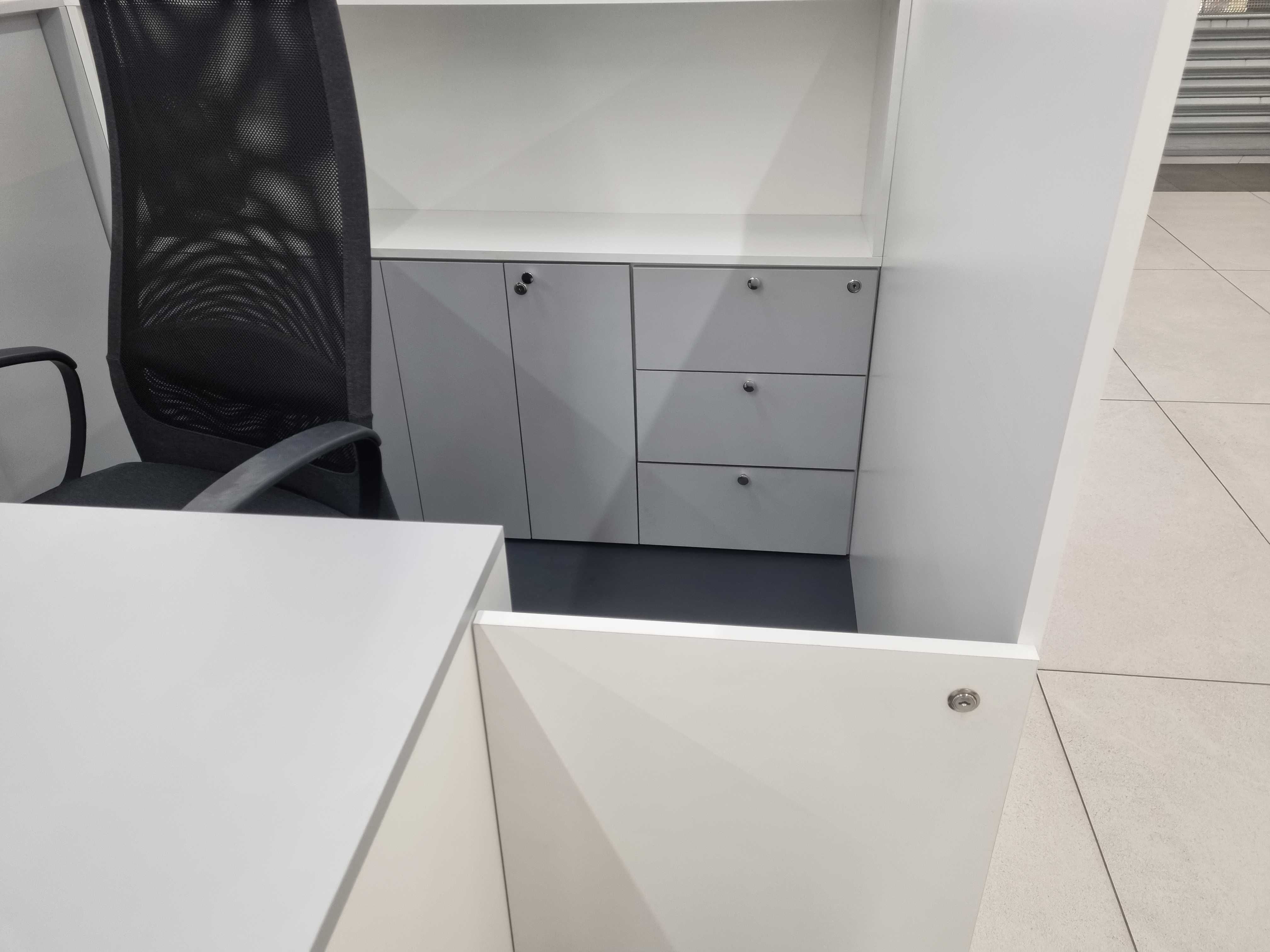 Wyspa w galerii handlowej-meble