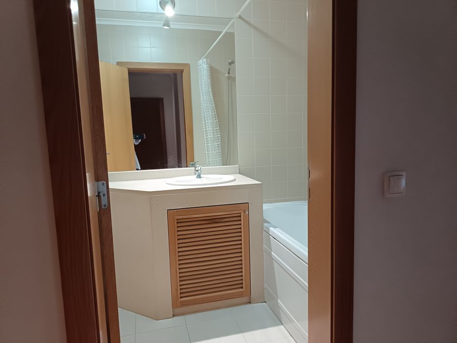 Apartamento T2 em excelente estado. Com varanda e parqueamento
