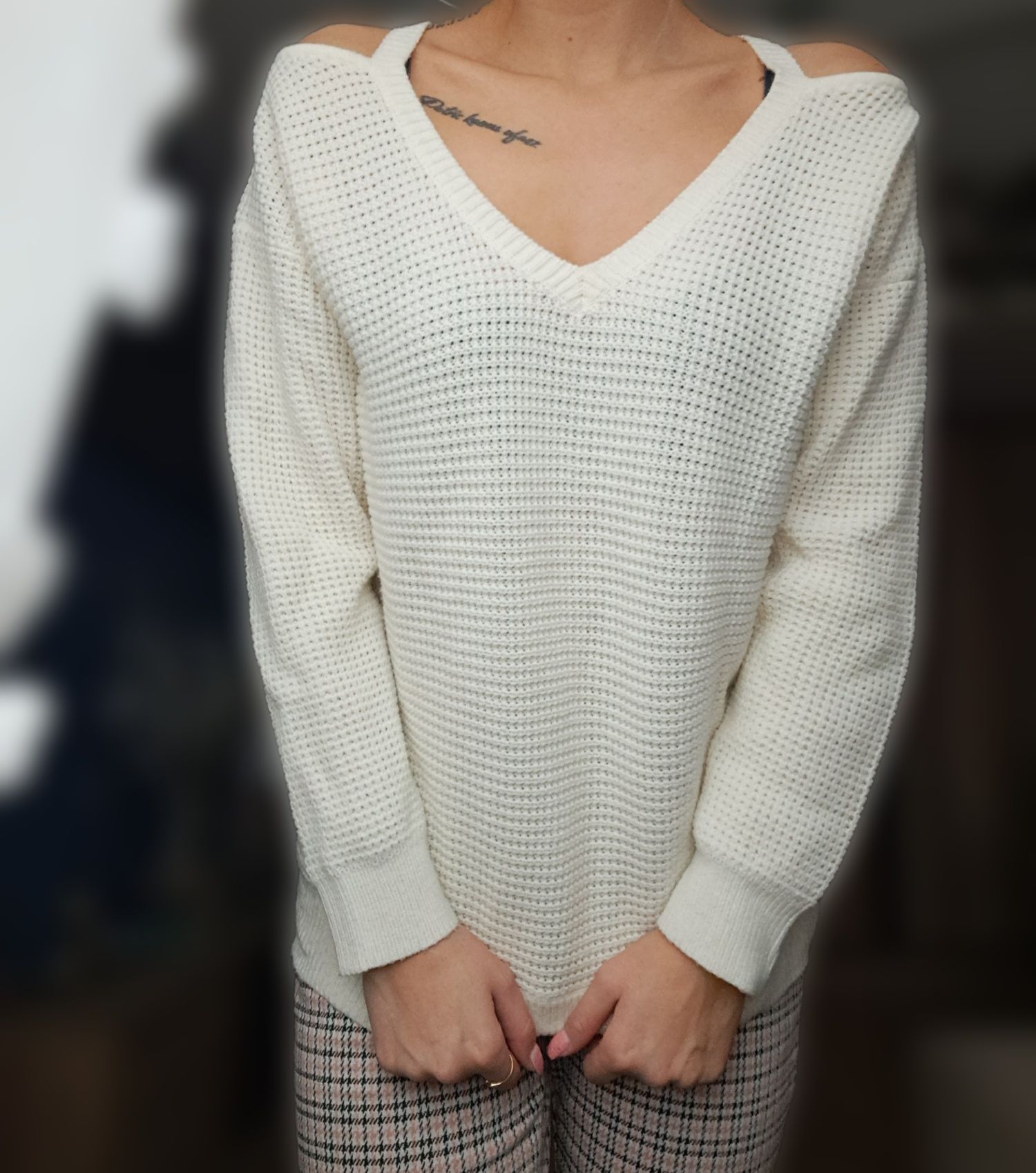 Sweter z rozcięciami
