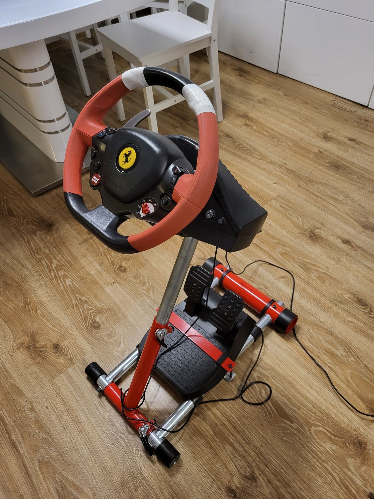 Kierownica THRUSTMASTER Ferrari + stojak + krzesło Entelo gratis