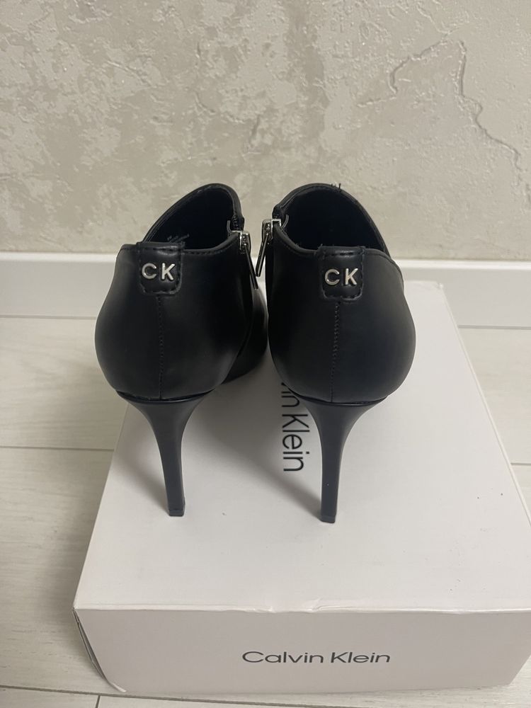 Продам ботинки Calvin Klein 39