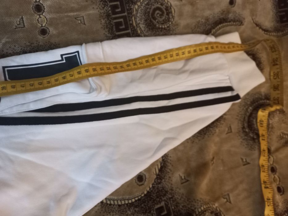 Стильниа зіпка-худі з лампасами та накладними кишенями на рукавах.