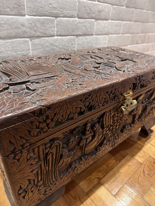 Arca em madeira trabalhada