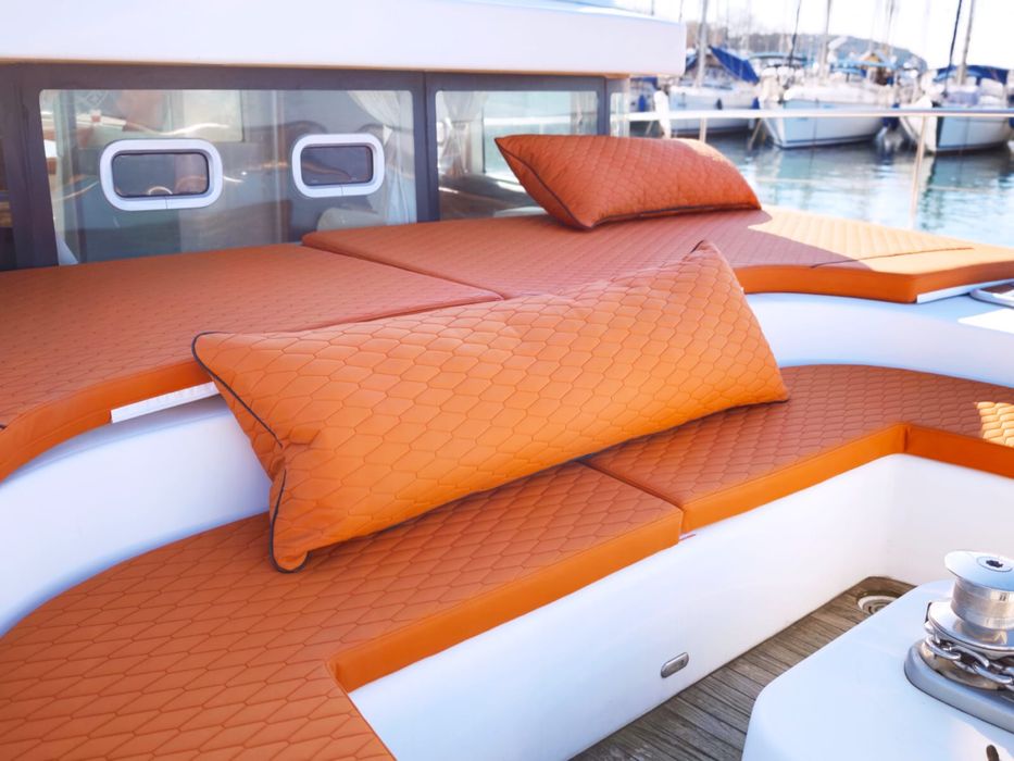 Яхта катамаран Lagoon Power 44