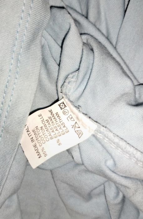 T-shirt azul, Laço.