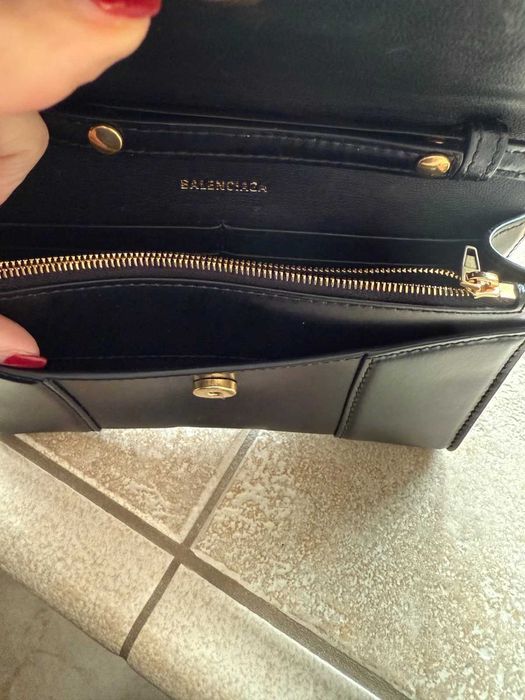 clutch transversal Balenciaga em formato de ampulheta