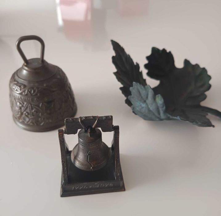 Sinos em metal e parra, decorativos