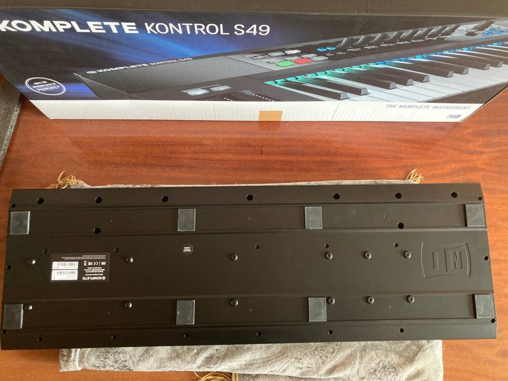 midi-клавіатура NATIVE INSTRUMENTS Komplete Kontrol s49 MK1 +ліцензія