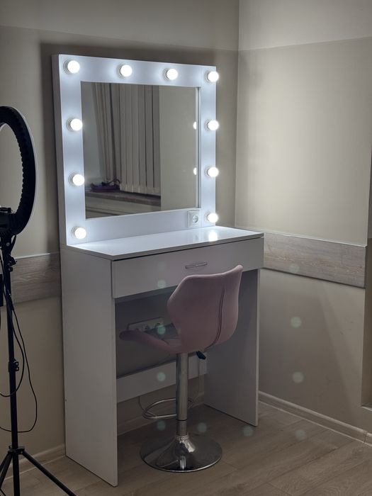 Візажний стіл, стіл для бровистів