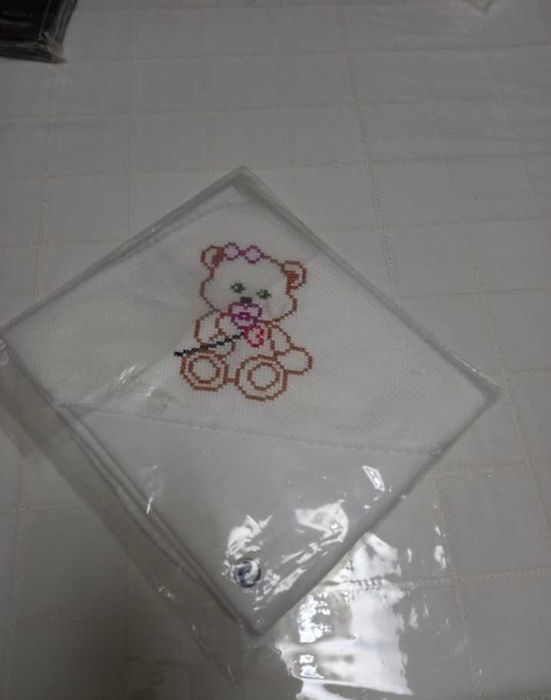 Fralda e babete bordados