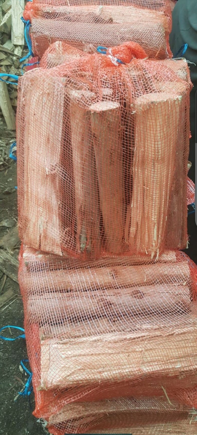 Vendo sacos de lenha seca