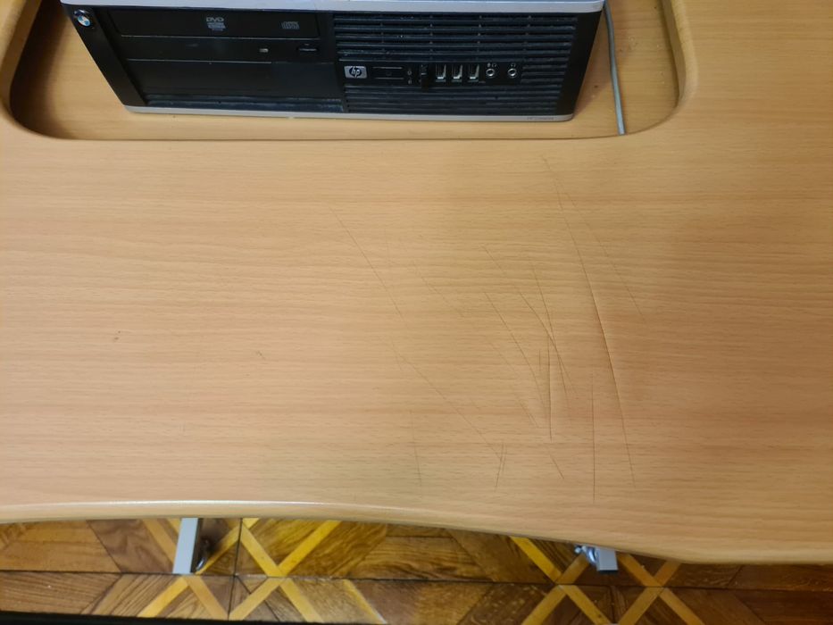 Комп'ютерний стіл на колесах