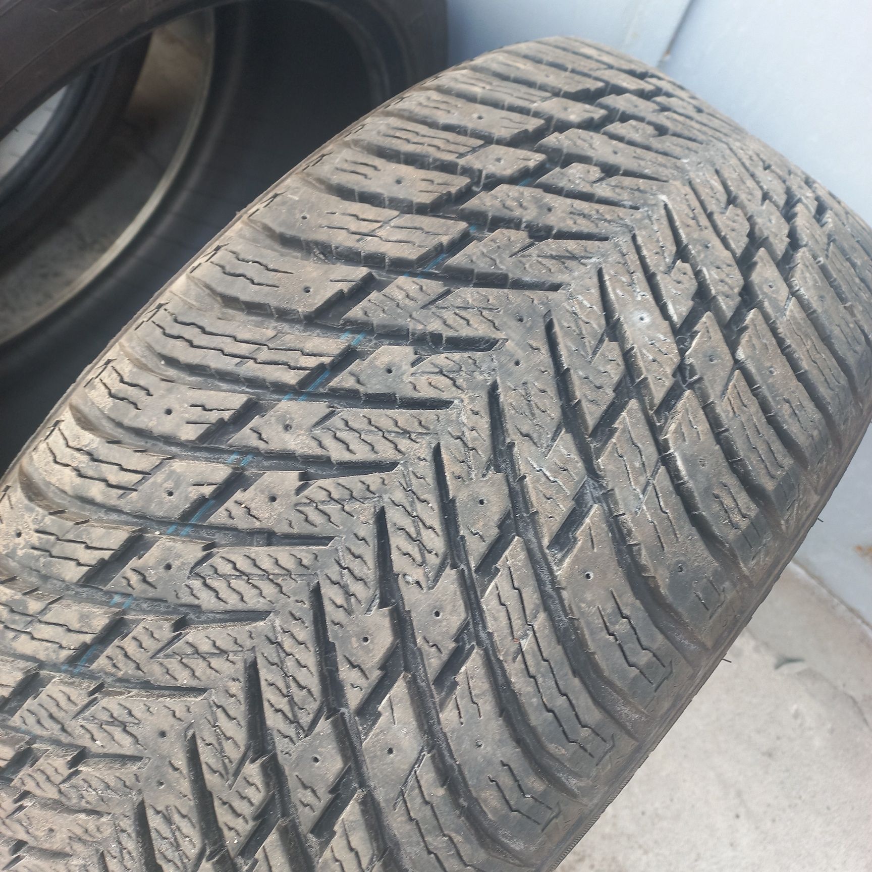 Резина зимняя 245 40 19 Nokian