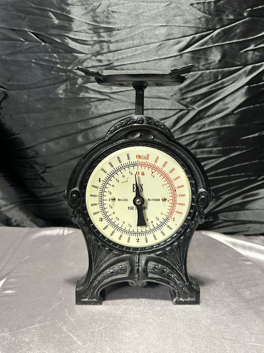 Klasyczna waga kuchenna żeliwna – model dekoracyjny do regulacji