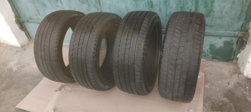 Шини зимові 235/45/R18