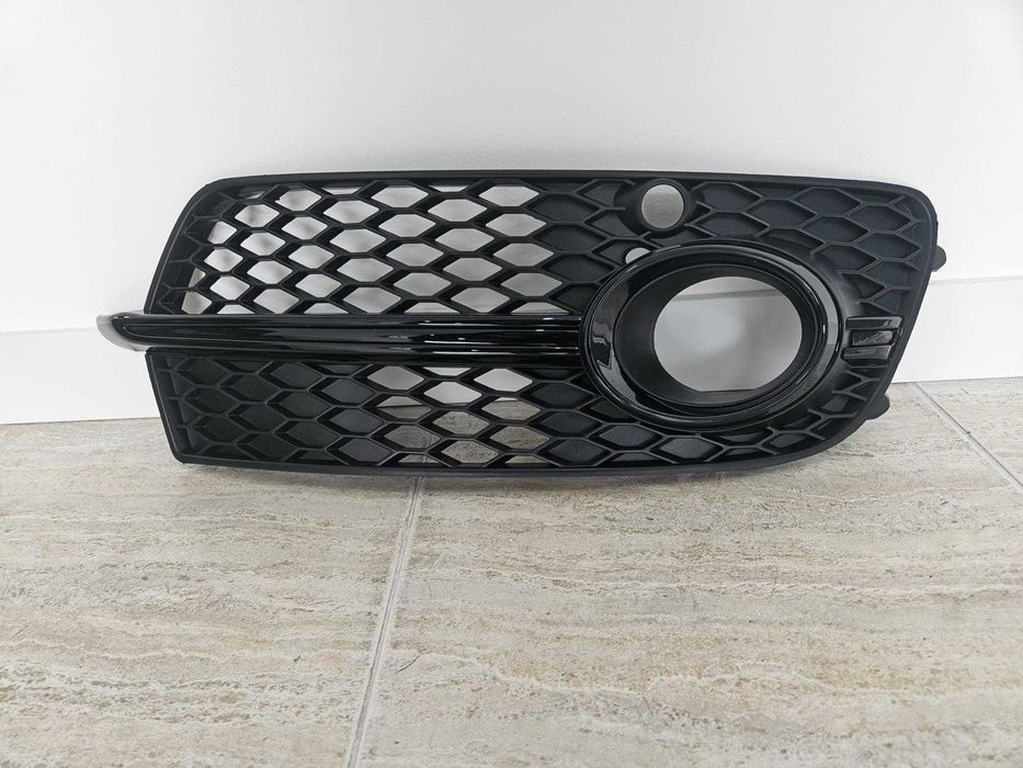 Grelha Frontal Direita com Furo para Farol de Nevoeiro Audi!