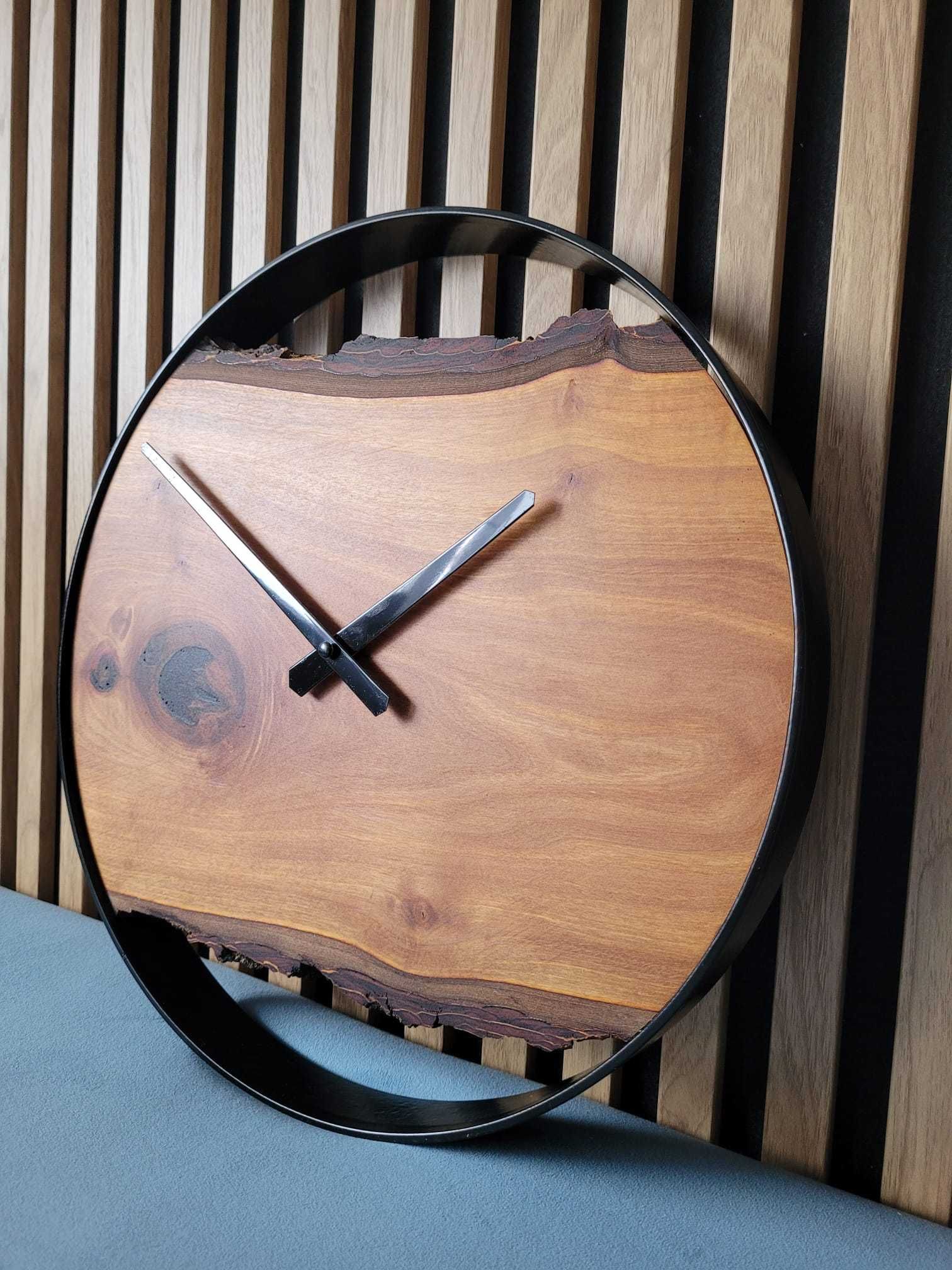 Drewniany zegar w metalowej obręczy w stylu loft - orzech włoski, 40cm