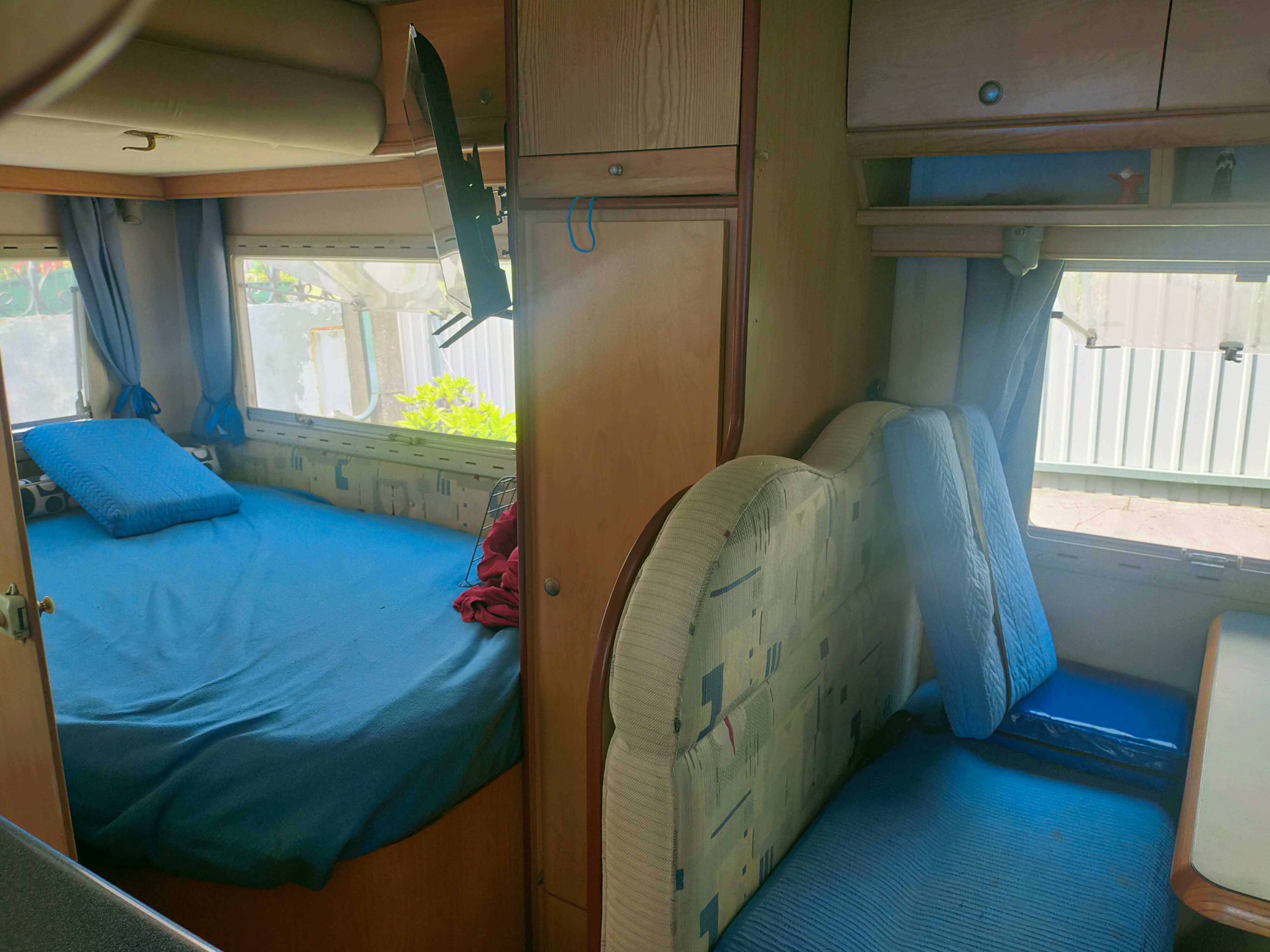 Autocaravana tamanha médio, para três pessoas. Muito poucos quilómetro